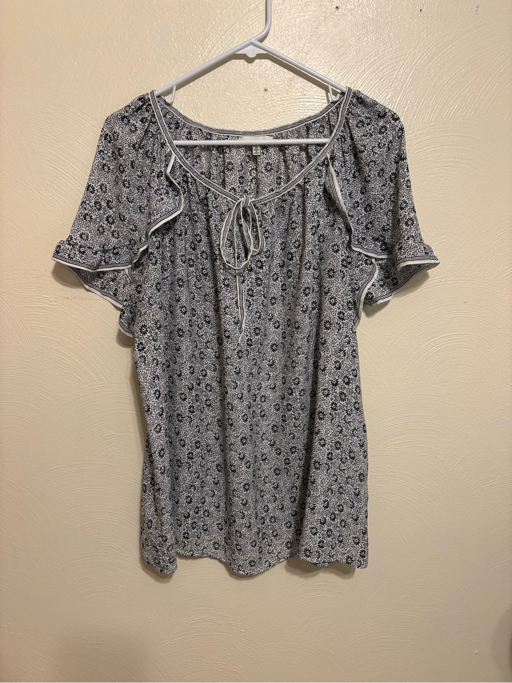 Max Studio 1X Black White Floral Peasant Blouse Boho Flutter Sleeve Top